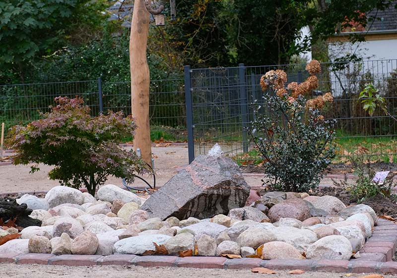 Wasser aus einem Felsstein Wasser aus einem Felsstein